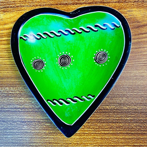 African Stone Heart Dishes, Hand-Carved/Painted, Kenya Tribal Folk Art Set 4 - Picture 7 of 14